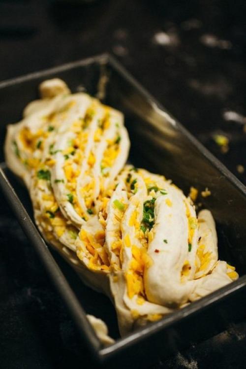 Скрученный домашний хлеб с сыром и зеленью. 04