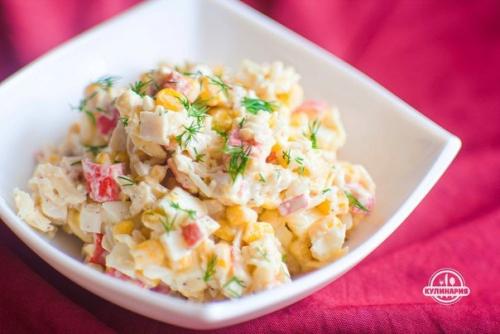 Крабовый салат с кукурузой.