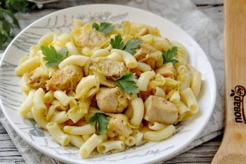 Макароны с капустой и курицей.
