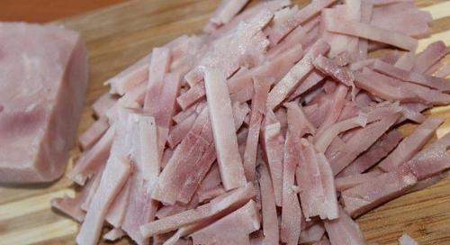 Салат из ветчины с помидорами. 01