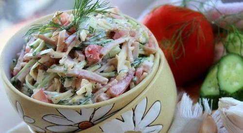 Салат из ветчины с помидорами.