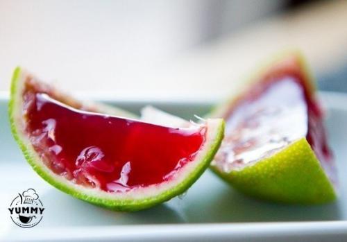 Малиновое желе в цитрусовых корочках.