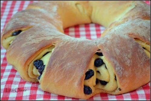Шведский пирог C корицей и изюмом.