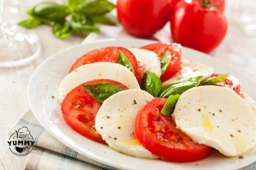 Салат Капрезе с сыром моцарелла.