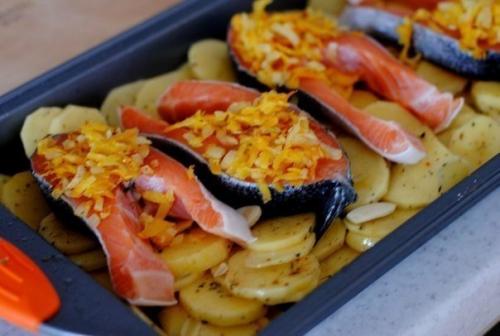 Форель под чесночным соусом, запеченая на картофельной Подушке. 07