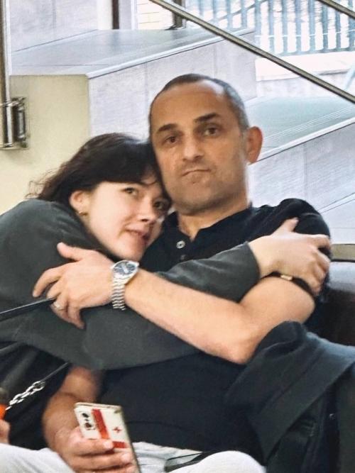 Анастасия поделилась трогательными фотографиями с отчимом, вызвавшими волну теплых эмоций у подписчиков. 01