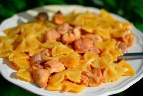 Фарфалле с курицей и мёдом.