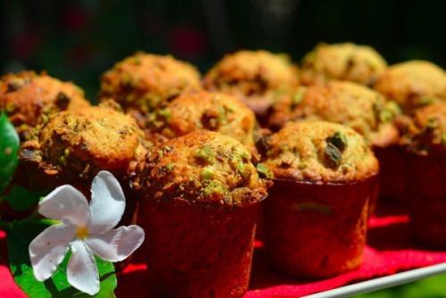 Творожные кексы с фисташками и грецкими орехами.