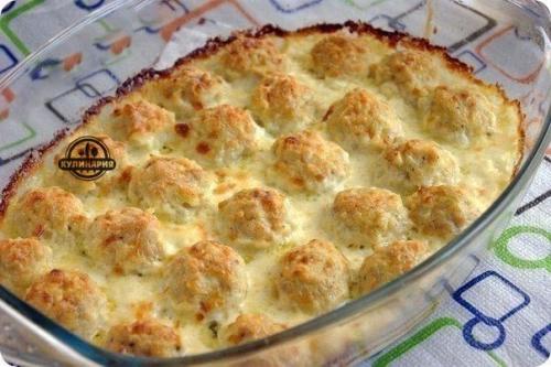 Нежные куриные шарики в сырно - сливочном соусе.