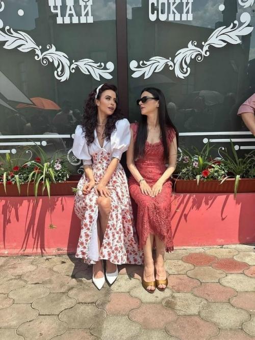 Маша и Даша Васнецовы встретились из сериала Папины Дочки снова! 01