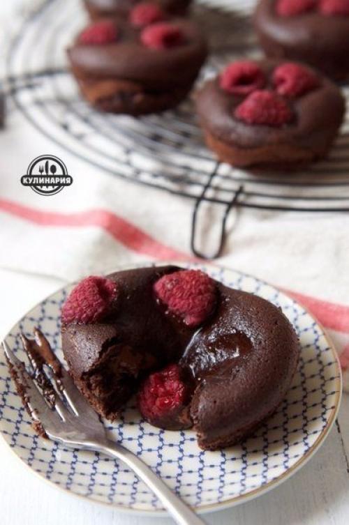 Шоколадные пирожные с шоколадной пастой.