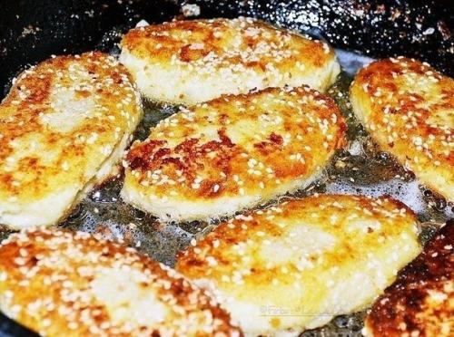 Картофельные котлеты с грибным соусом.