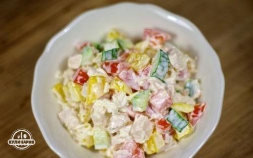 Салат с курицей и овощами.