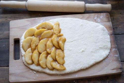 Яблочные бисквиты с соусом. 07