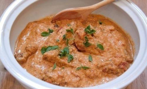 Курица в томатно - сливочном соусе.