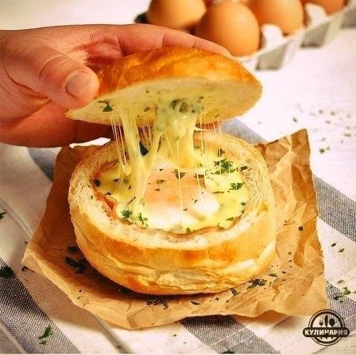 Горячие булочки с яйцом, сыром и ветчиной.