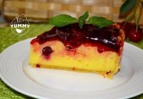 Творожный пирог с вишневым соусом.