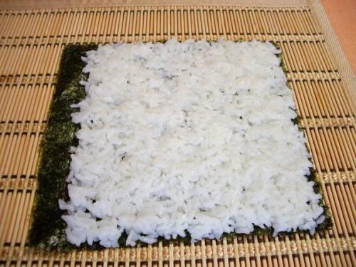 Суши.  Рецепт приготовления роллов я нашла на одном из кулинарных сайтов и это мой первый опыт. 05