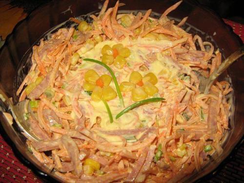 Салат из свежей моркови с копченой колбасой и кукурузой Аврора. Салат из свежей моркови с копченой колбасой и кукурузой Аврора.