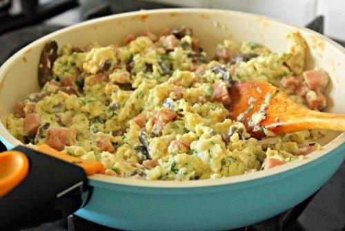 Яичница - болтунья в слоёном тесте. 05