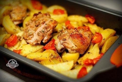 Курица маринованная в кефире, запеченная с картофелем.