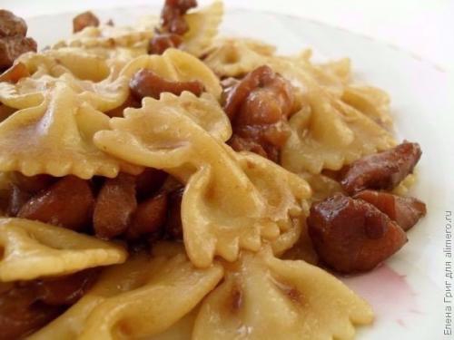 Паста фарфалле с курицей.