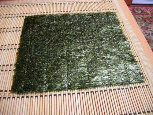 Суши.  Рецепт приготовления роллов я нашла на одном из кулинарных сайтов и это мой первый опыт. 04