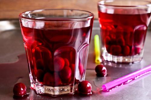 Компот из вишни с корицей.