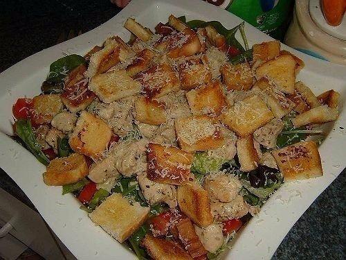 Цезарь с курицей и классическим соусом.