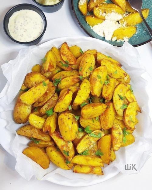 Картофель по-деревенски. Лишь в том случае, если вы торопитесь или внезапно пришли гости, то приготовьте эти ароматные, золотистые дольки.