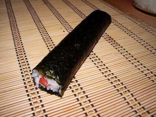 Суши.  Рецепт приготовления роллов я нашла на одном из кулинарных сайтов и это мой первый опыт. 08