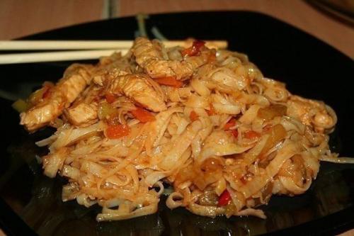 Филе индейки с рисовой лапшой, овощами и соусом терияки. Филе индейки с рисовой лапшой, овощами и соусом терияки.