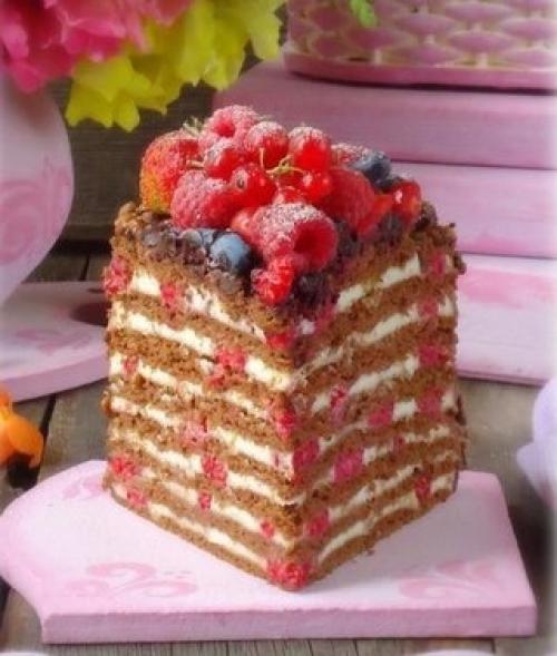 Торт медовый Спартак с малиной.