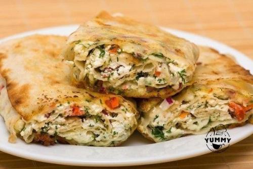 Лаваш с помидорами и сыром.