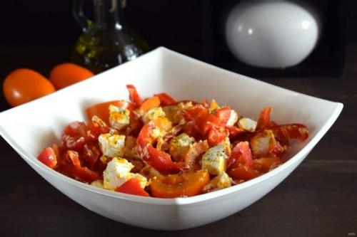 Cалат из перца с фетой и помидорами.

