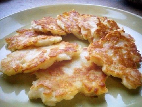 Яблочные оладьи.  Делаю такие оладьи для ребенка постоянно, особенно в сезон яблок.