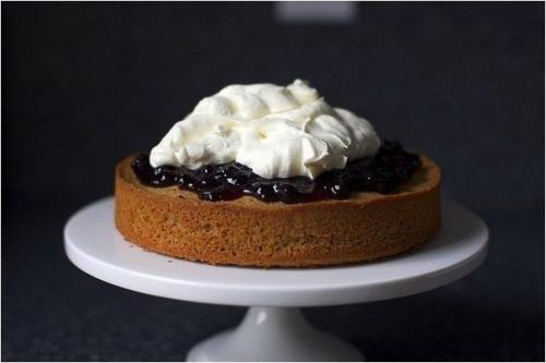 Пирог из грецких орехов с джемом?