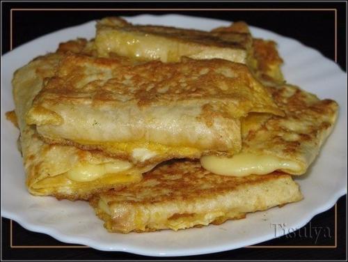 Лаваш с сыром в яйце.