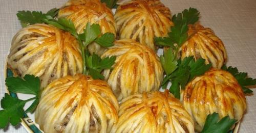 Слоеные клубочки с мясным фаршем под сыром.