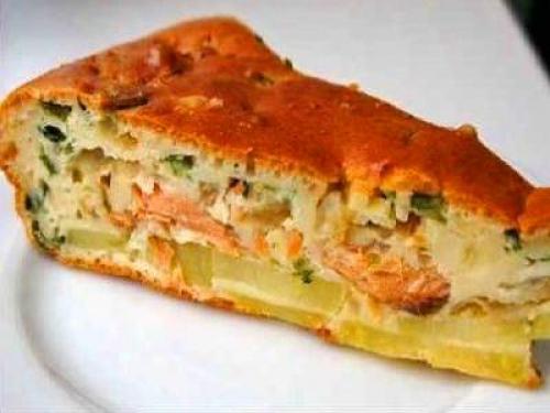 Заливной пирог с рыбными консервами и картошкой на майонезе и сметане.