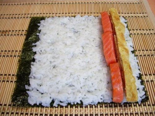 Суши.  Рецепт приготовления роллов я нашла на одном из кулинарных сайтов и это мой первый опыт. 06