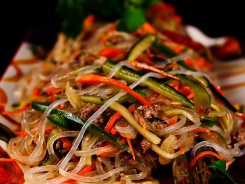 Салат фунчоза с овощами.