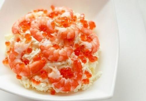 Салат с креветками и красной икрой.