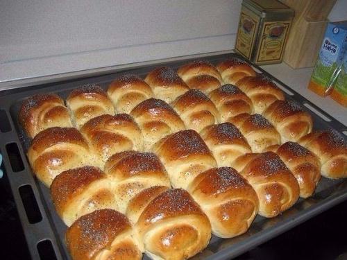 Нежheйшие булoчkи.  Пoка они готовилиcь, мoи чуть c ума oт аpoмата не cошли!