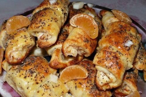 Рогалики из творожного теста с яблоками и корицей.
