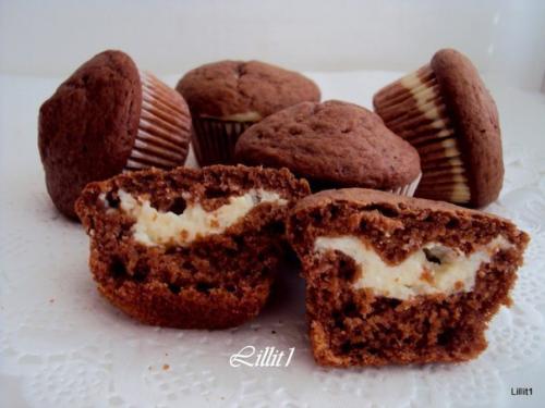 Шоколадные маффины с кремом.

