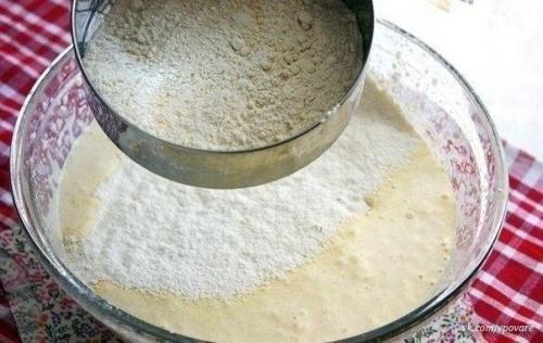 Очень вкусный нежный бисквит, в меру пахнет медом, тает во рту! 03