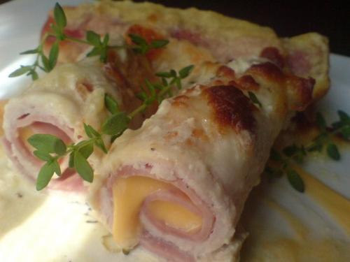 Рулетики из куриной грудки в сырном соусе.