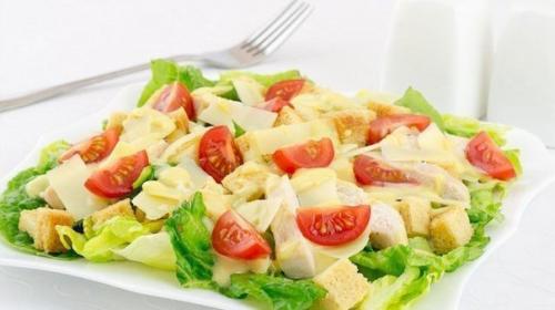 Салат Цезарь с курицей.