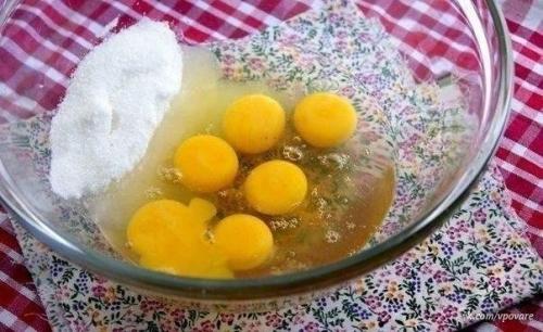 Очень вкусный нежный бисквит, в меру пахнет медом, тает во рту! 01